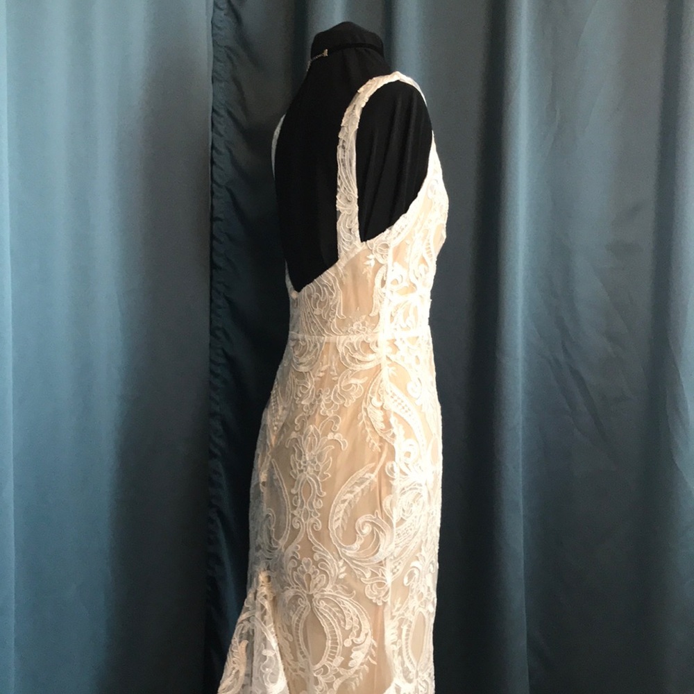 Elegant lace gown with train - Picture 7 of 12